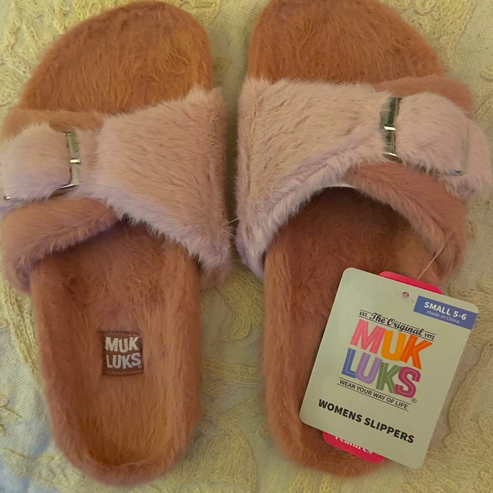Muk Lugs woman’s slippers. Size small. 5-6 shoe